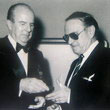 Marcel Charollais, le Roi de la voltige, reoit la Mdaille d'Argent de l'ACF des mains du Prsident - Photo  X - Collection JMP - En cas d'observation sur le copyright de cette photo merci de nous contacter