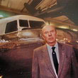 Jean Moine devant un DC 3 - Photo  X - Collection JMP - En cas d'observation sur le copyright de cette photo merci de nous contacter