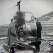Jean Moine devant un prototype ; Richard Fenwick est  droite avec son chapeau - Photo  X - Collection JMP - En cas d'observation sur le copyright de cette photo merci de nous contacter