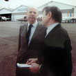 Jean Moine discute avec Jean-Marie Potelle avant un vol sur Agusta 109 - Photo © X - Collection JMP - En cas d'observation sur le copyright de cette photo merci de nous contacter